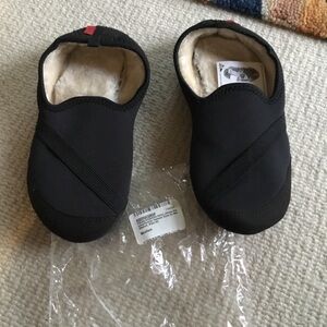 Fitkicks Active Lifestyle Slippers  women’s  size Small 5.5 -6.5